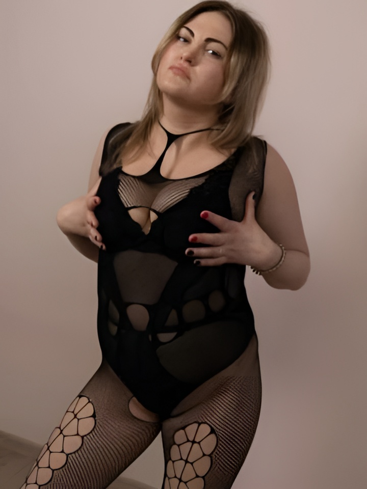 Виктория привлекальеная девушка из Ельня цена от 10000 руб